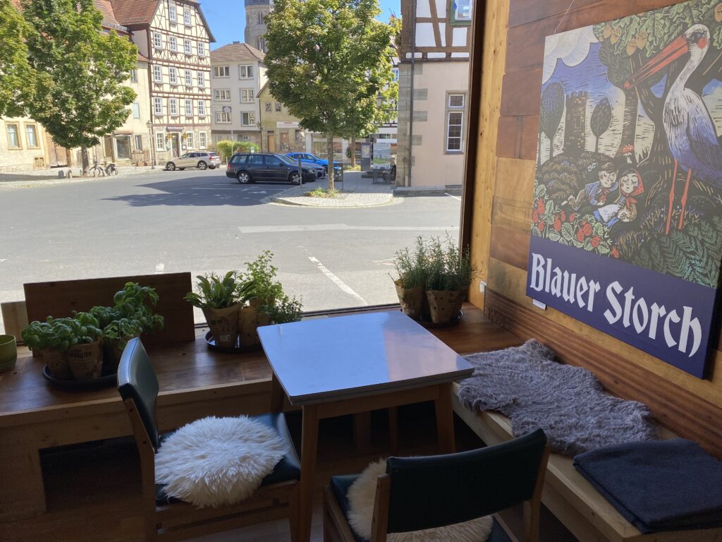 Innenbereich mit Café-Sitzecke im Blauen Storch